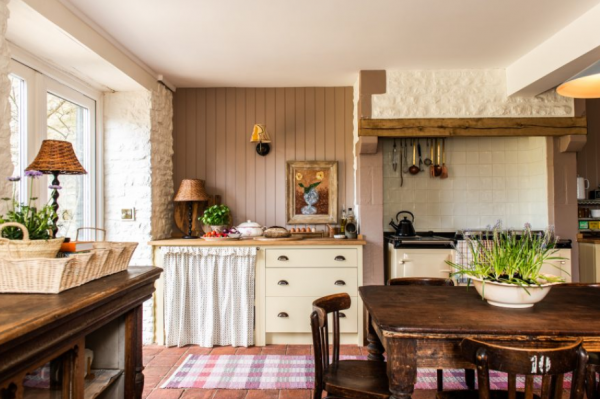 Dapur dengan perabotan kayu antik dan lantai ubin motif vintage